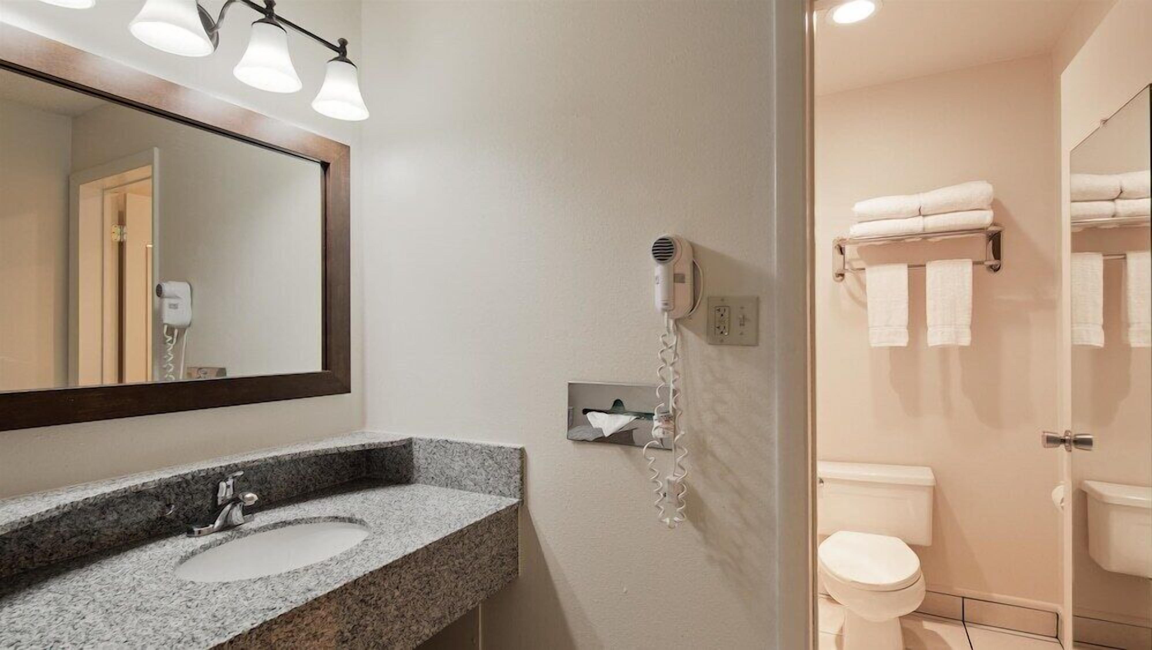 Bathroom | Combined shower/tub, hair dryer, towels