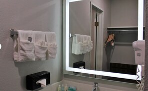 Articles de toilette (gratuits), séchoir à cheveux, serviettes fournies