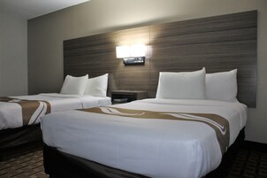 Escritorio, cortinas opacas, wifi gratis y ropa de cama