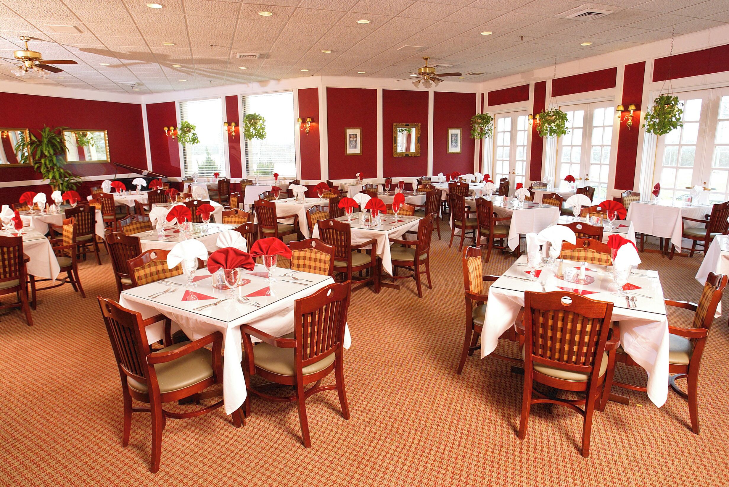 2 restaurants, breakfast, lunch served; American cuisine