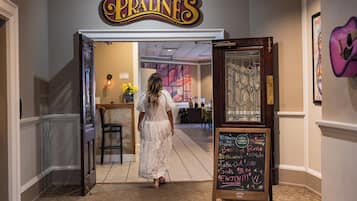 2 restaurantes; se sirven desayunos, almuerzos y cocina americana