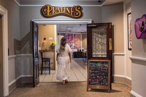 2 restaurants, breakfast, lunch served; American cuisine