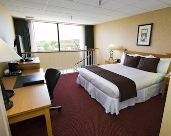 Club Room, 1 King Bed | Premium bedding, in-room safe, desk, laptop workspace at Millennium Maxwell House Nashville
