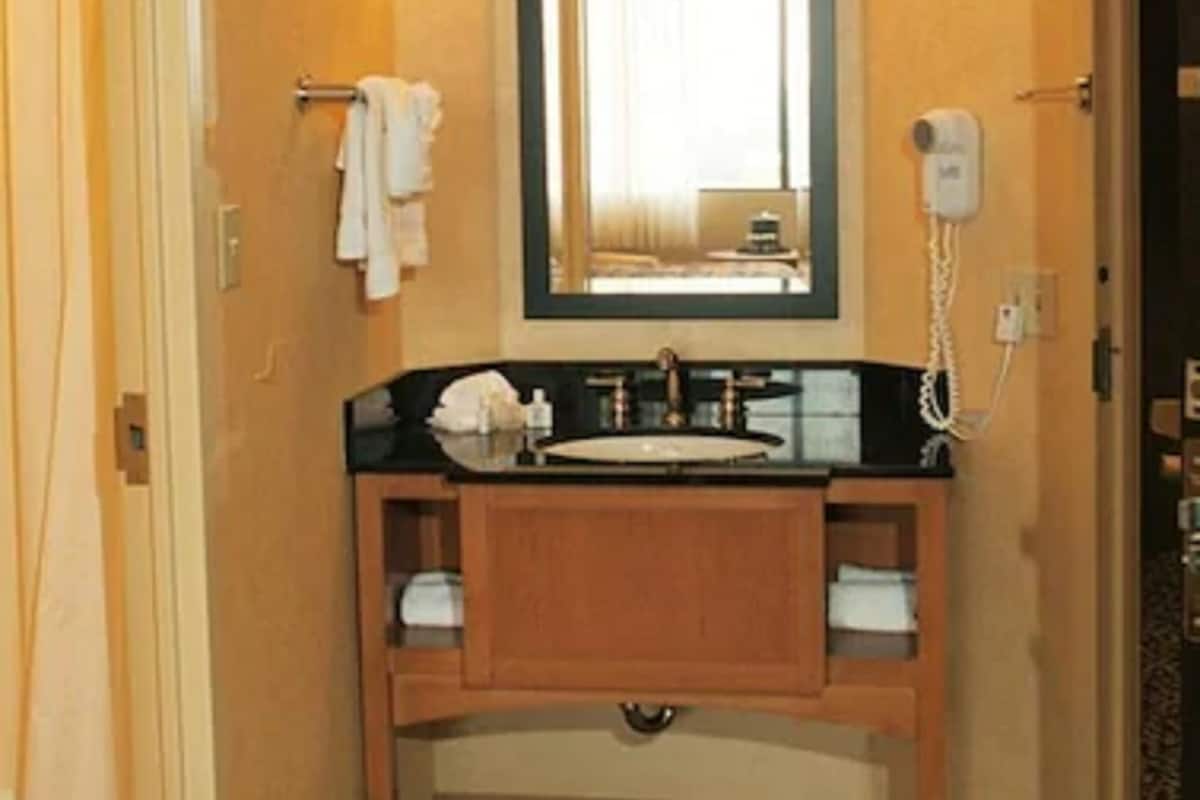 Kombinert dusj/badekar, hårføner og håndklær