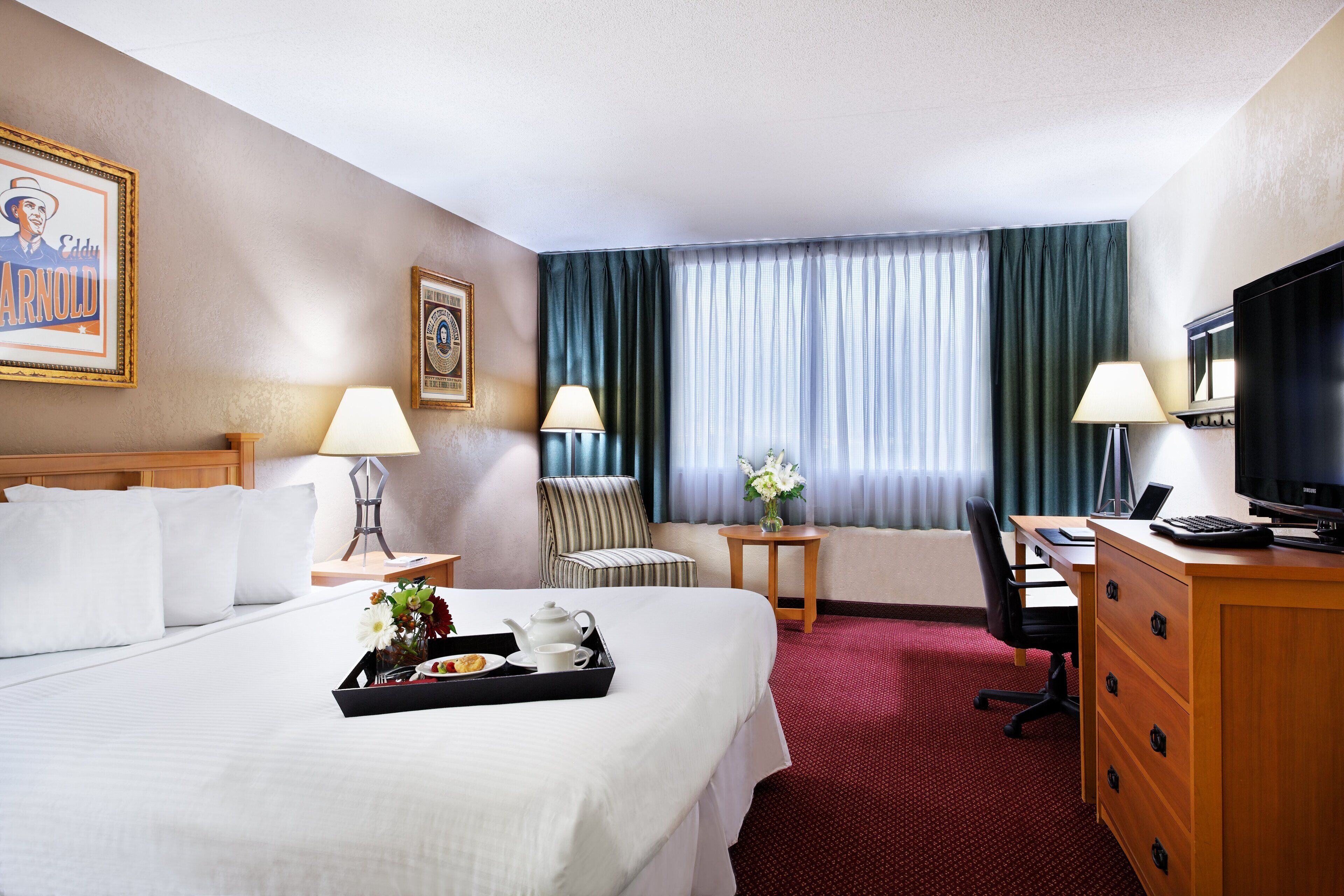 Club Room, 1 King Bed | Premium bedding, in-room safe, desk, laptop workspace