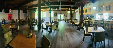 2 restaurants, breakfast, lunch served; American cuisine