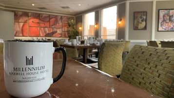 Se ofrece un desayuno bufé (10.85 USD por persona)