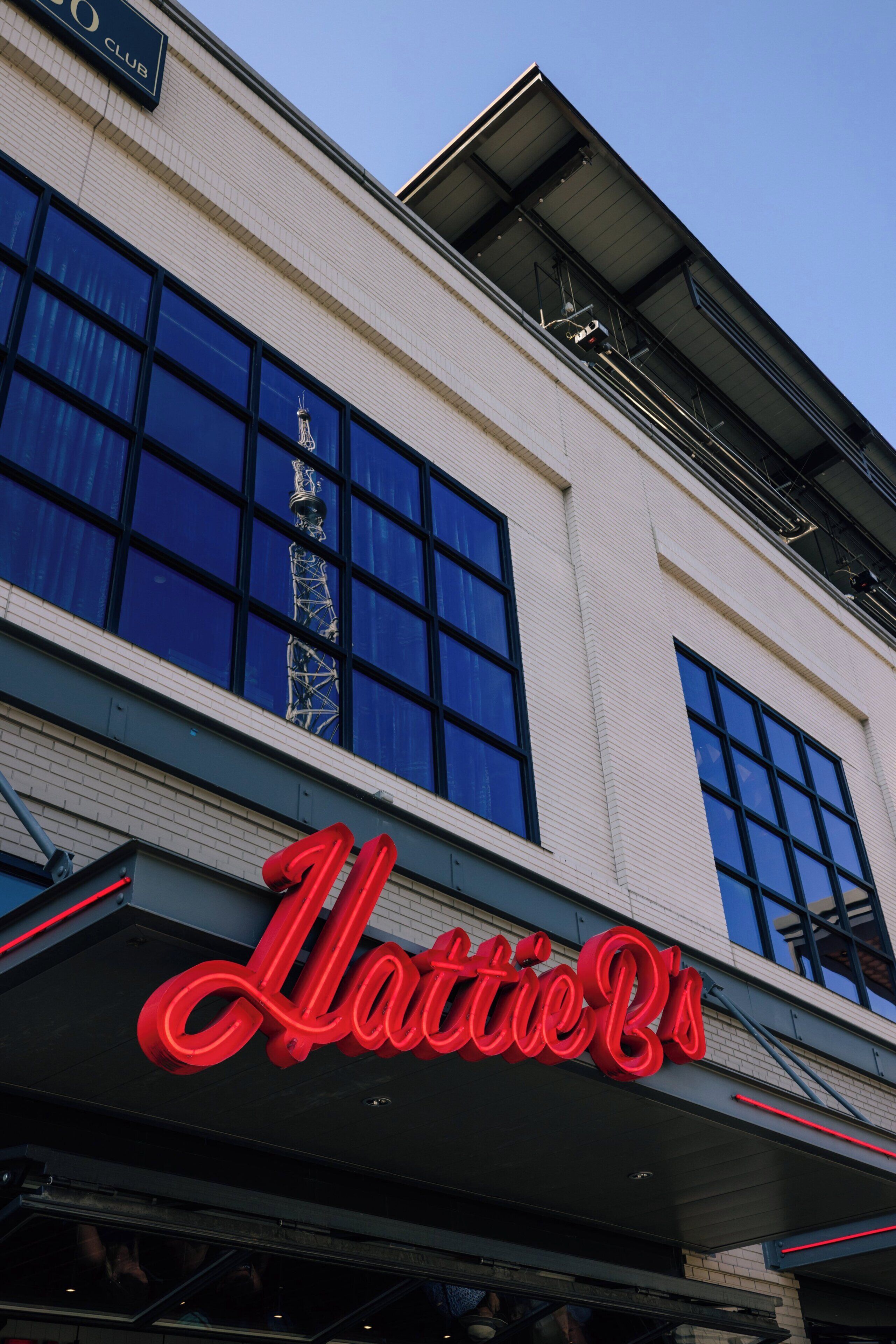 Un edifici amb un senyal de neó vermell destacat que diu 'Haight's'.