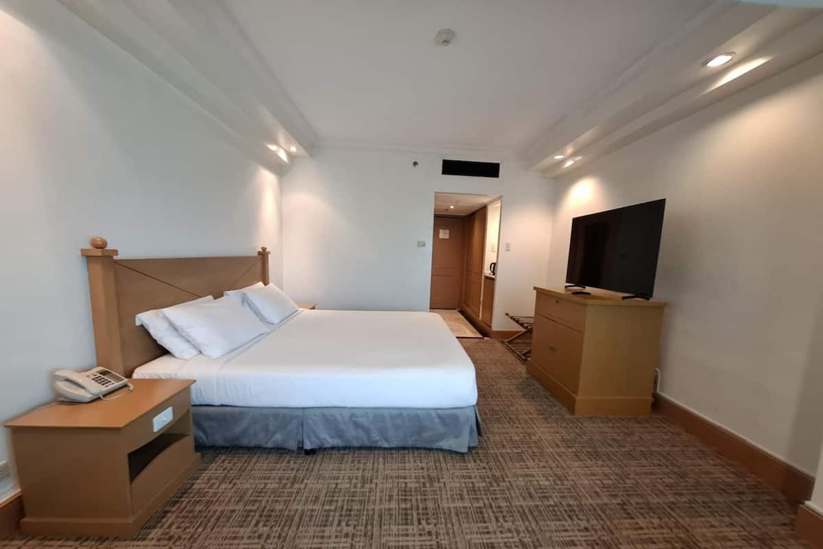 Deluxe Room King Bed