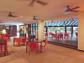 Bar au bord de la piscine