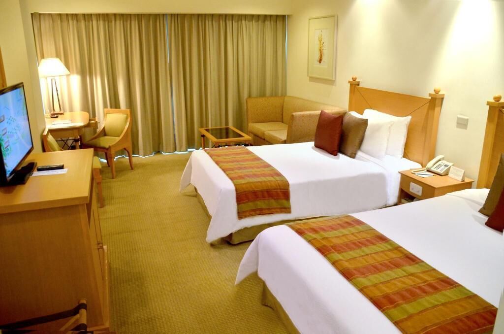 Caja de seguridad en la habitación y escritorio 