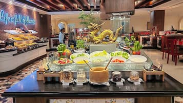 Se sirven desayunos, comidas, cenas y cocina internacional