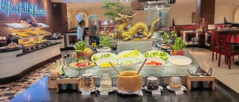 Se sirven desayunos, comidas, cenas y cocina internacional