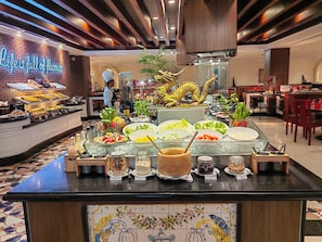 Se sirven desayunos, comidas, cenas y cocina internacional