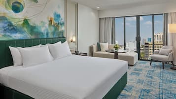 Premium Deluxe Room, 1 King Bed | Pengeskab på værelset, skrivebord, strygejern/strygebræt