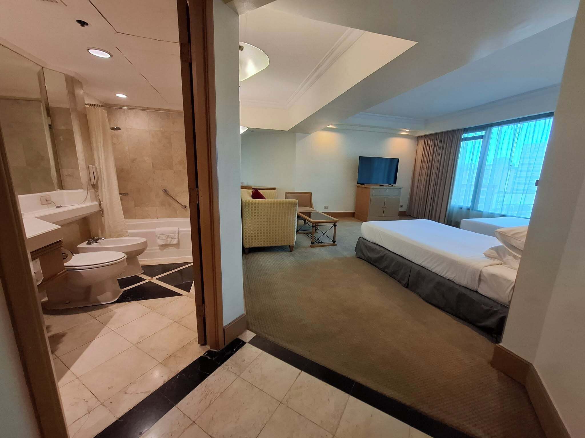 Junior Suite Twin Beds, Club Access | Caja de seguridad en la habitación y escritorio 