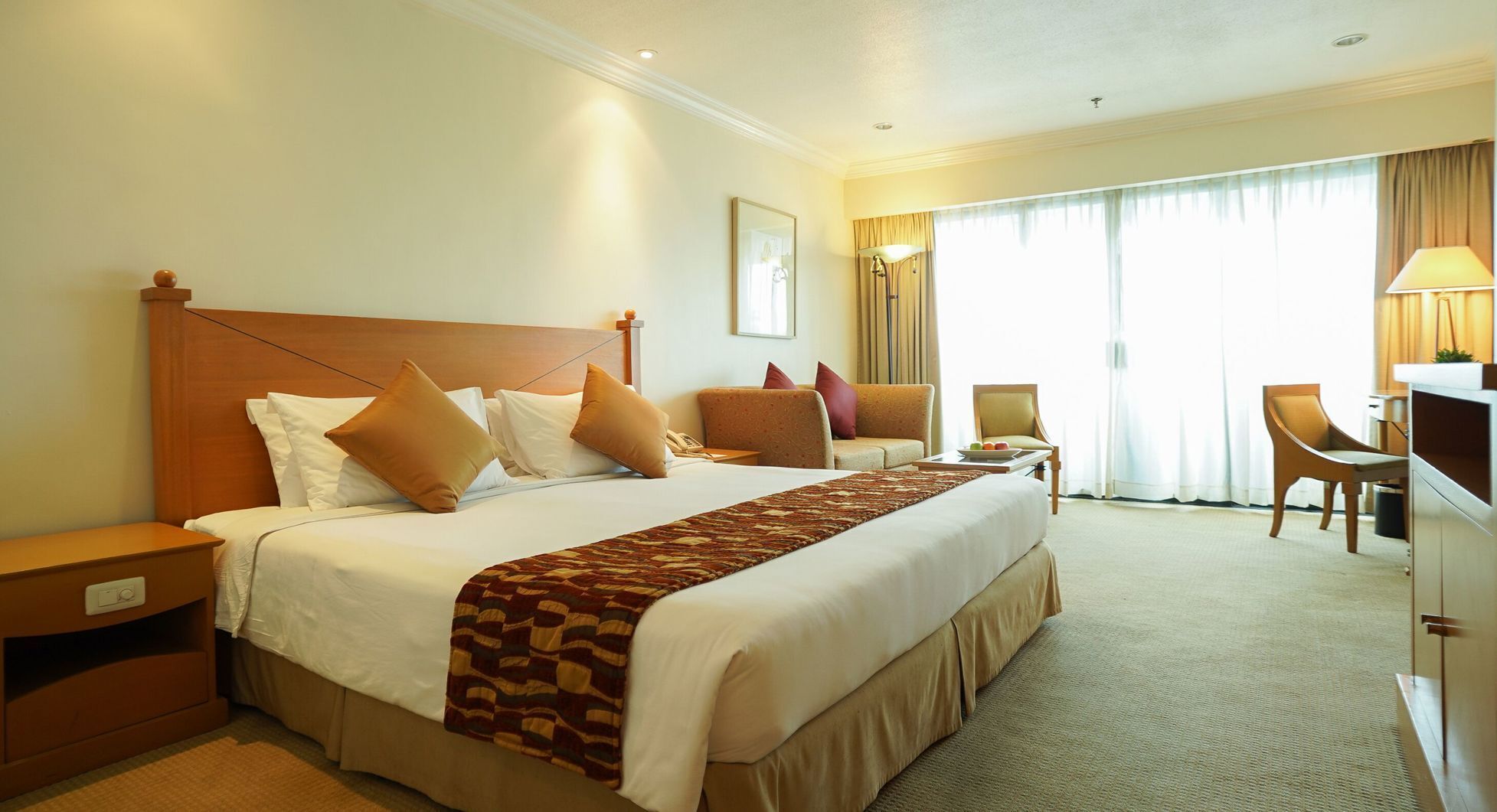 Caja de seguridad en la habitación y escritorio 