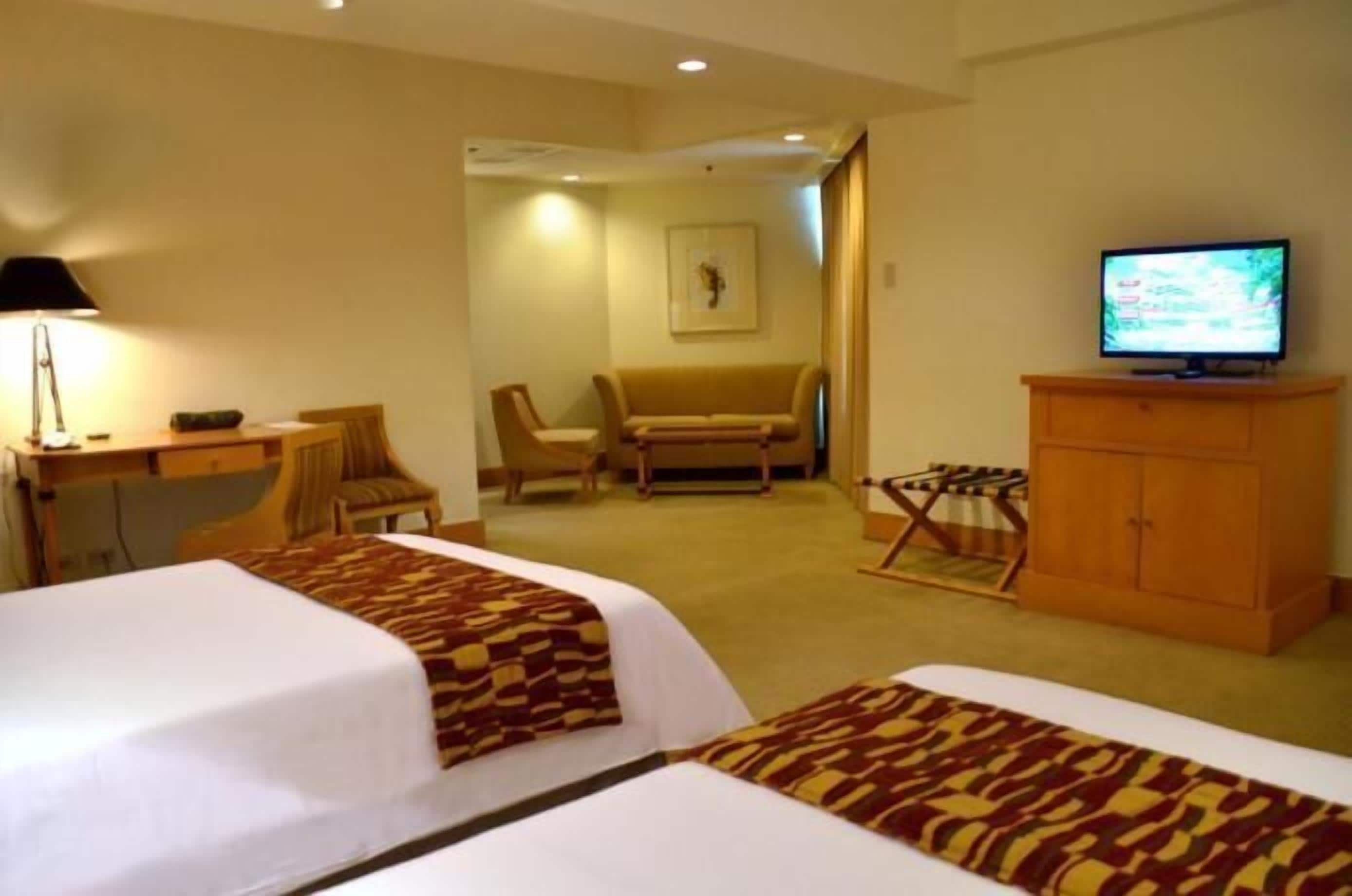 Caja de seguridad en la habitación y escritorio 