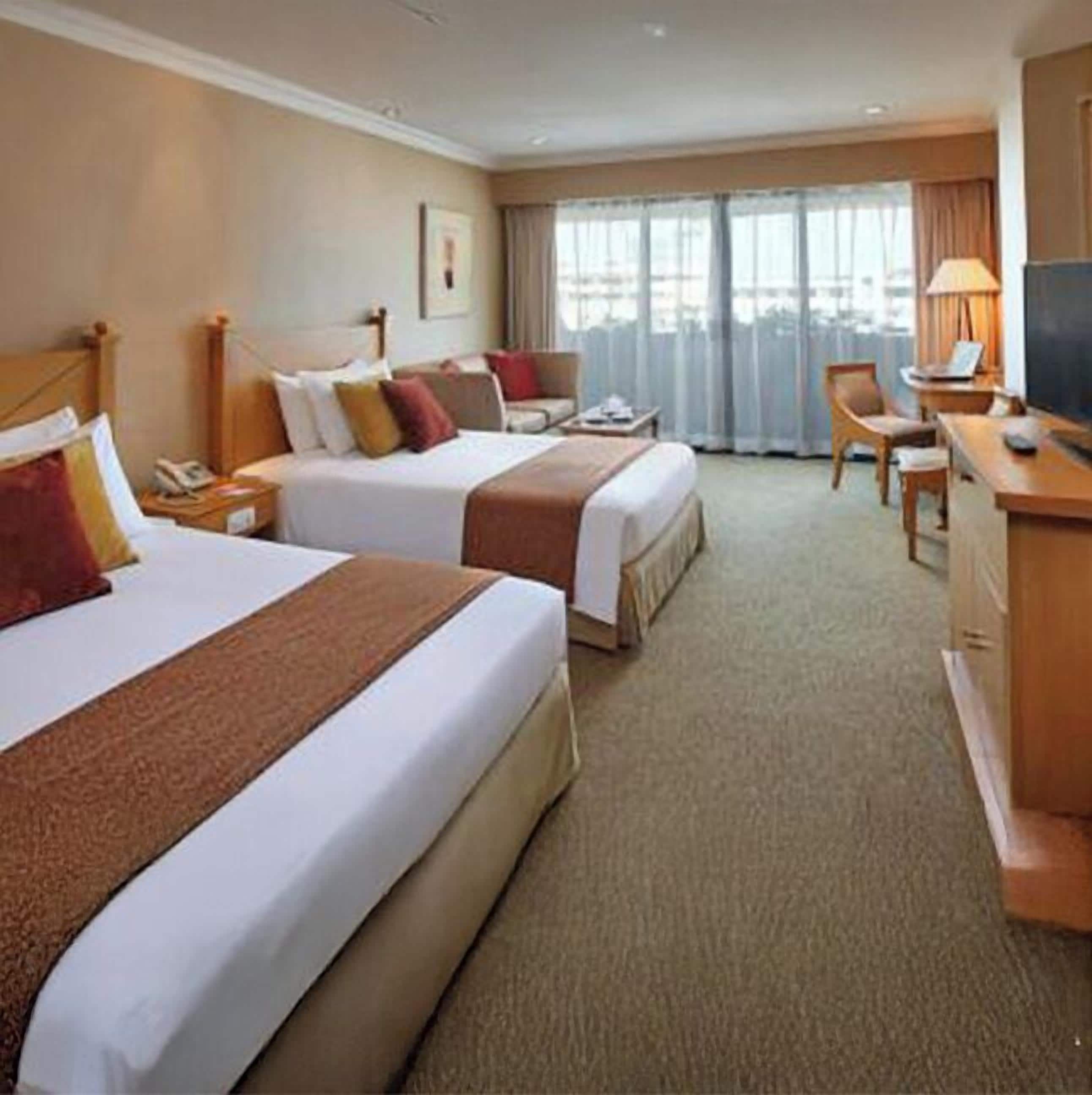 Habitació | Caixa forta a l'habitació, escriptori i planxa i posts de planxar 