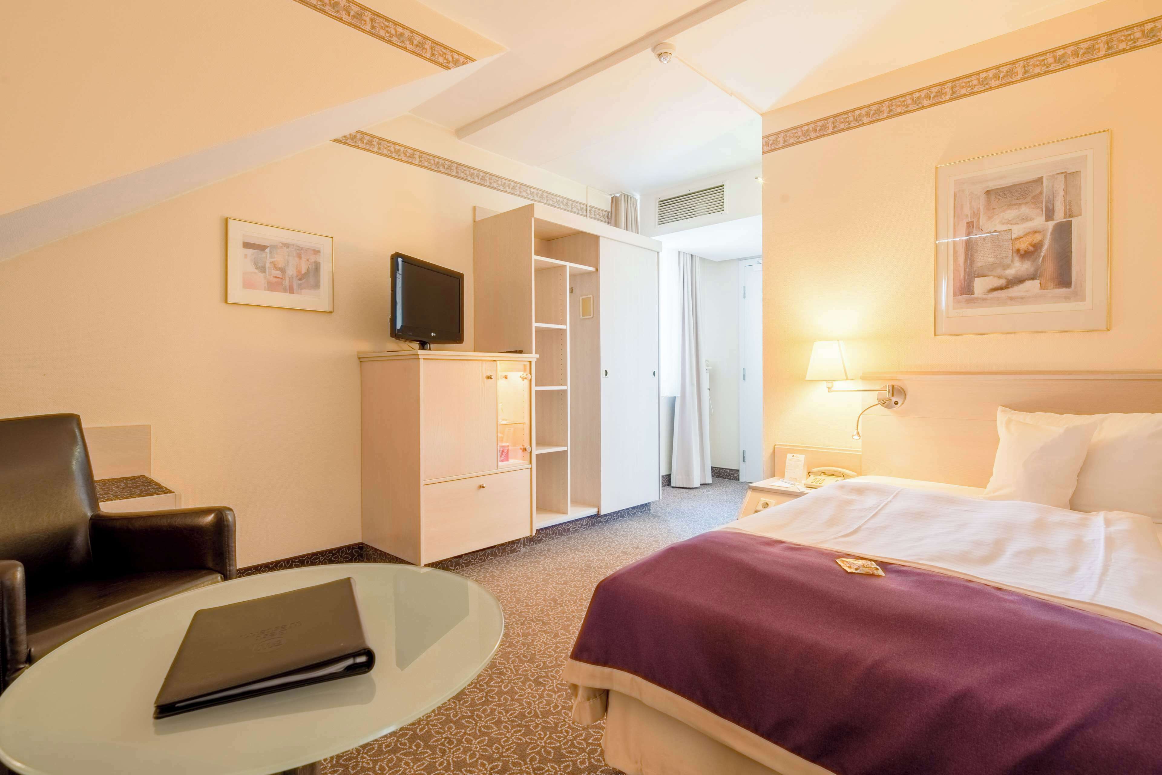 business room, 1 single bed | egyptian cotton sheets, premium bedding, pillow-top beds, minibar