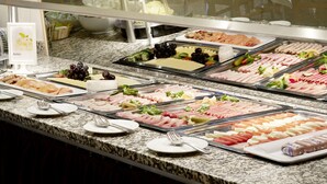 A buffet with various food items including meats, cheeses, and fruits. - Best Western Hotel Helmstedt am Lappwald (Helmstedt)
