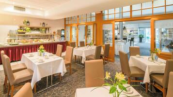 Sarapan bufet setiap hari (EUR 16.50 seorang)