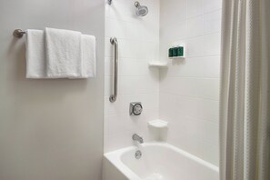 Suite, Mehrere Betten | Badezimmer | Duschwanne, Designer-Toilettenartikel, Haartrockner, Handtücher