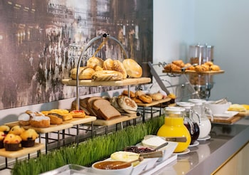 Daily continental breakfast (USD 20.00 per person) at The Fifty Sonesta Hotel New York