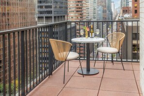 Egyptian cotton sheets, premium bedding, in-room safe, desk - The Fifty Sonesta Hotel New York (New York)