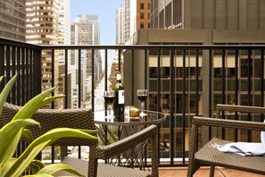 Suíte, 2 camas Queen, terraço | Vista para a cidade