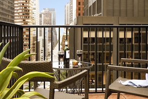 Suíte, 2 camas Queen, terraço | Vista para a cidade