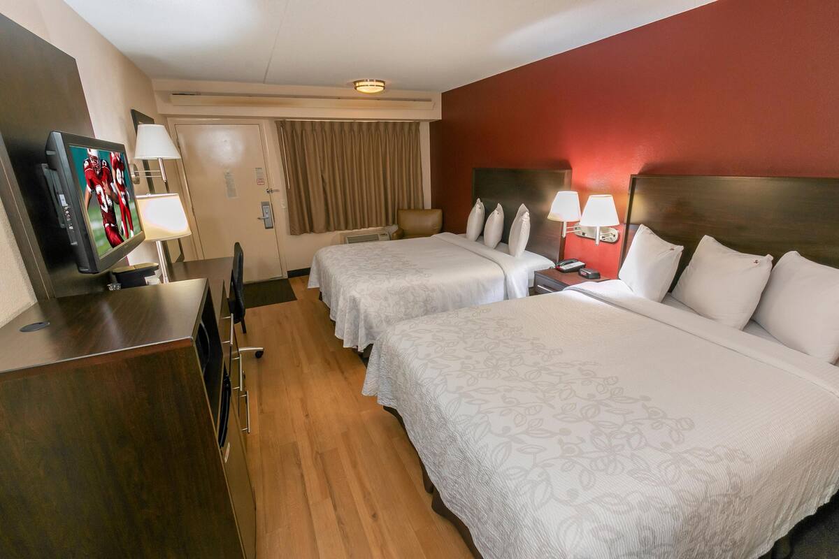 Ropa de cama de alta calidad y caja de seguridad en la habitación