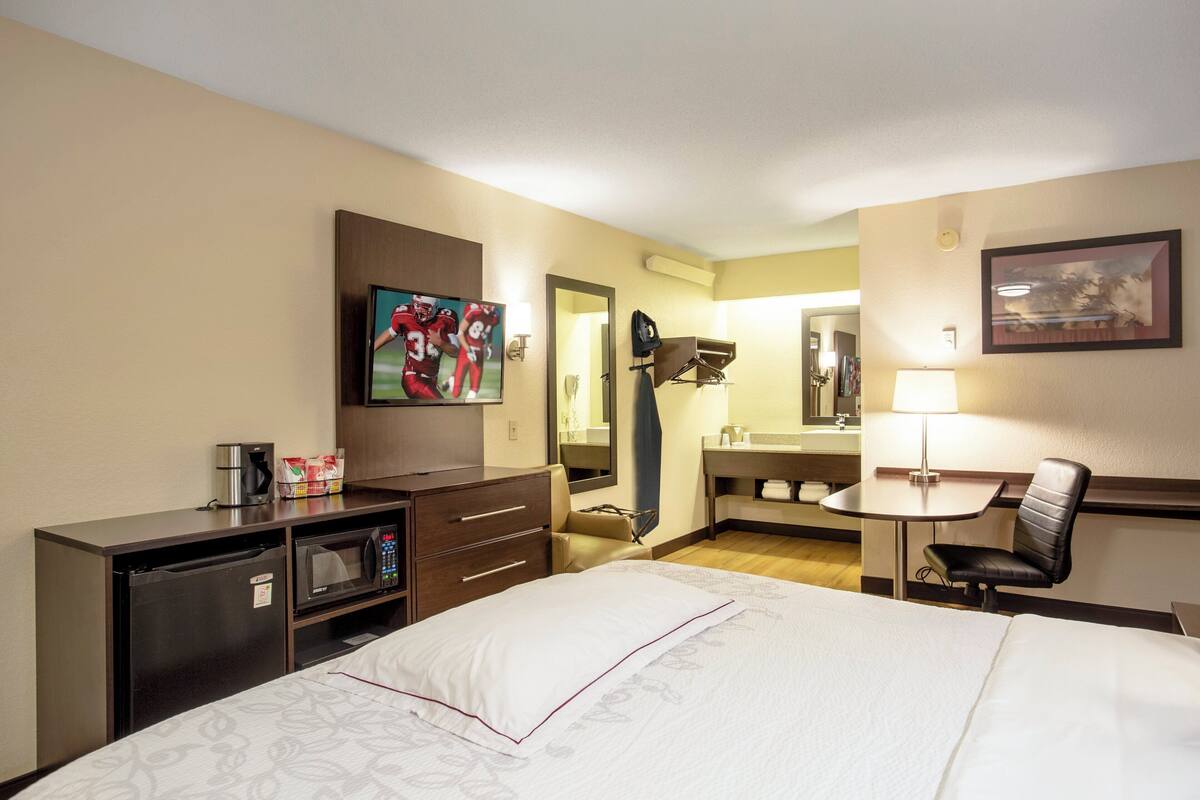 Superior Room, 1 King Bed (Smoke Free) | Premium bedding, in-room safe, desk, laptop workspace