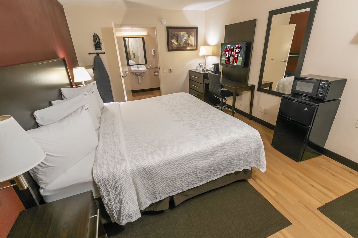 Deluxe kamer, 1 kingsize bed, toegankelijk voor mindervaliden (Smoke Free) | Luxe beddengoed, een kluis op de kamer, een bureau, een laptopwerkplek