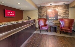 Lobby sitting area - Red Roof Inn PLUS+ Columbus - Dublin  (Dublin)