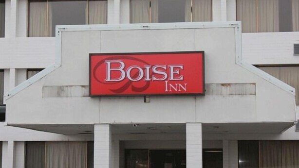 A building with a sign that reads "Boise Inn." - Boise Inn (Boise)