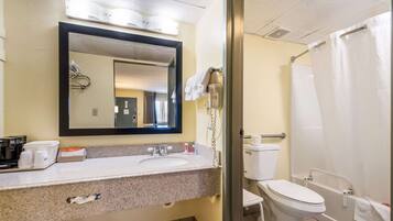 Chambre, 2 lits doubles, accessible aux personnes à mobilité réduite, non-fumeurs | Salle de bain | Ensemble douche/baignoire, articles de toilette gratuits, sèche-cheveux