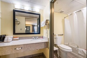 Habitación, 2 camas matrimoniales, con acceso para personas discapacitadas, para no fumadores | Baño | Tina con regadera, amenidades de baño gratuitas, secadora de cabello 