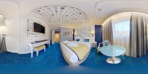 Hypo-allergenic bedding, minibar, in-room safe, desk