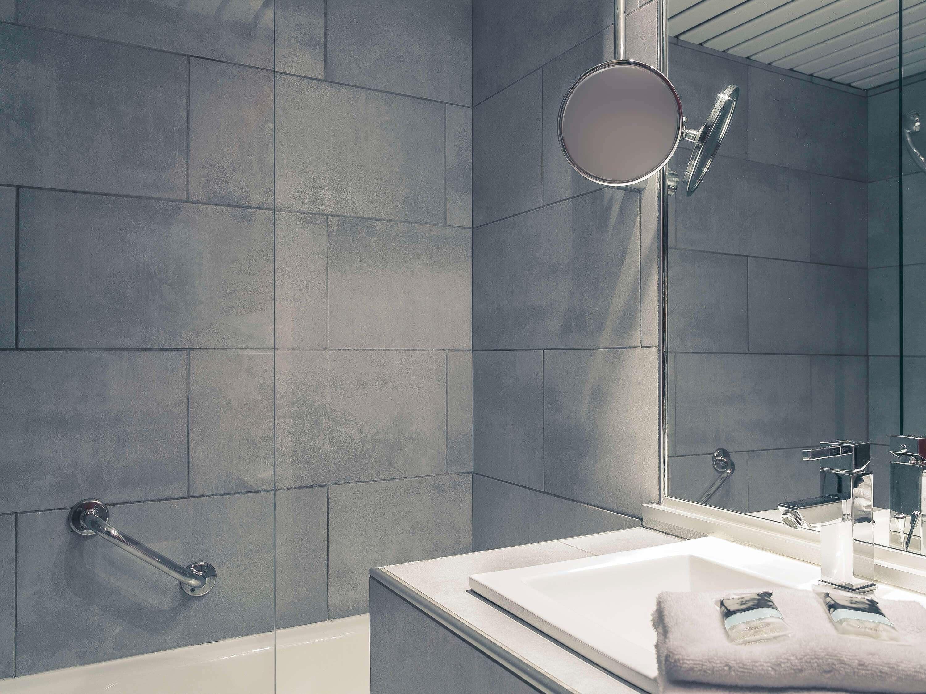 Hypo-allergenic bedding, minibar, in-room safe, desk