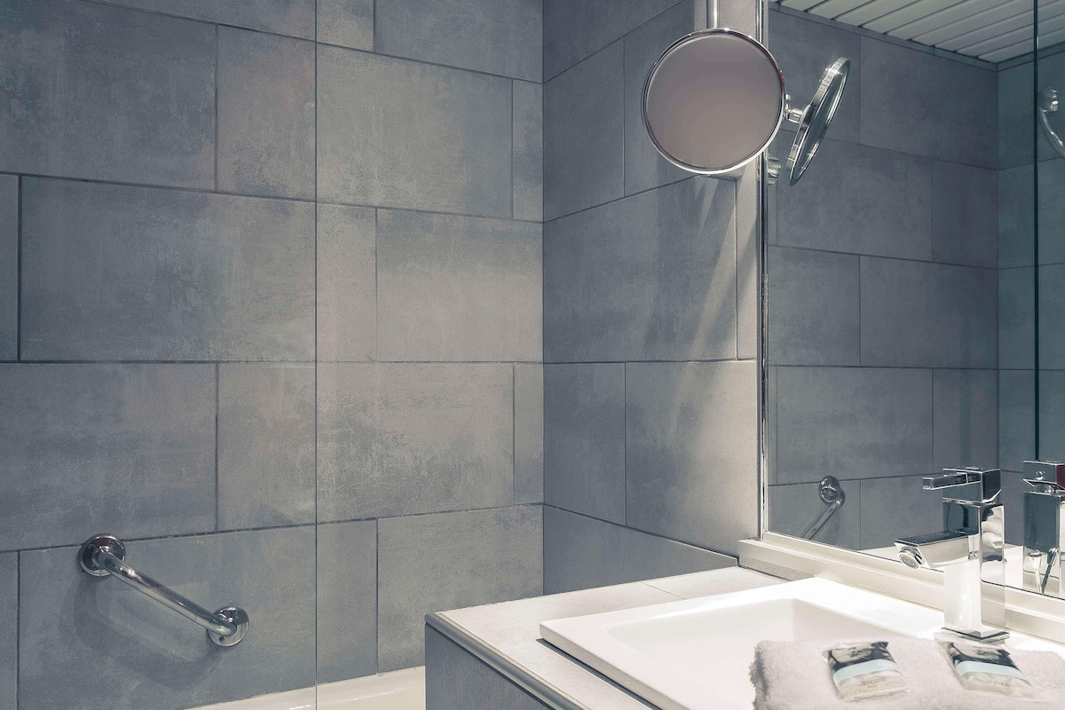 Seprai antialergi, minibar, brankas, dan meja kerja