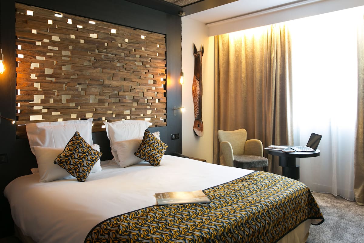 hypo-allergenic bedding, minibar, in-room safe, desk