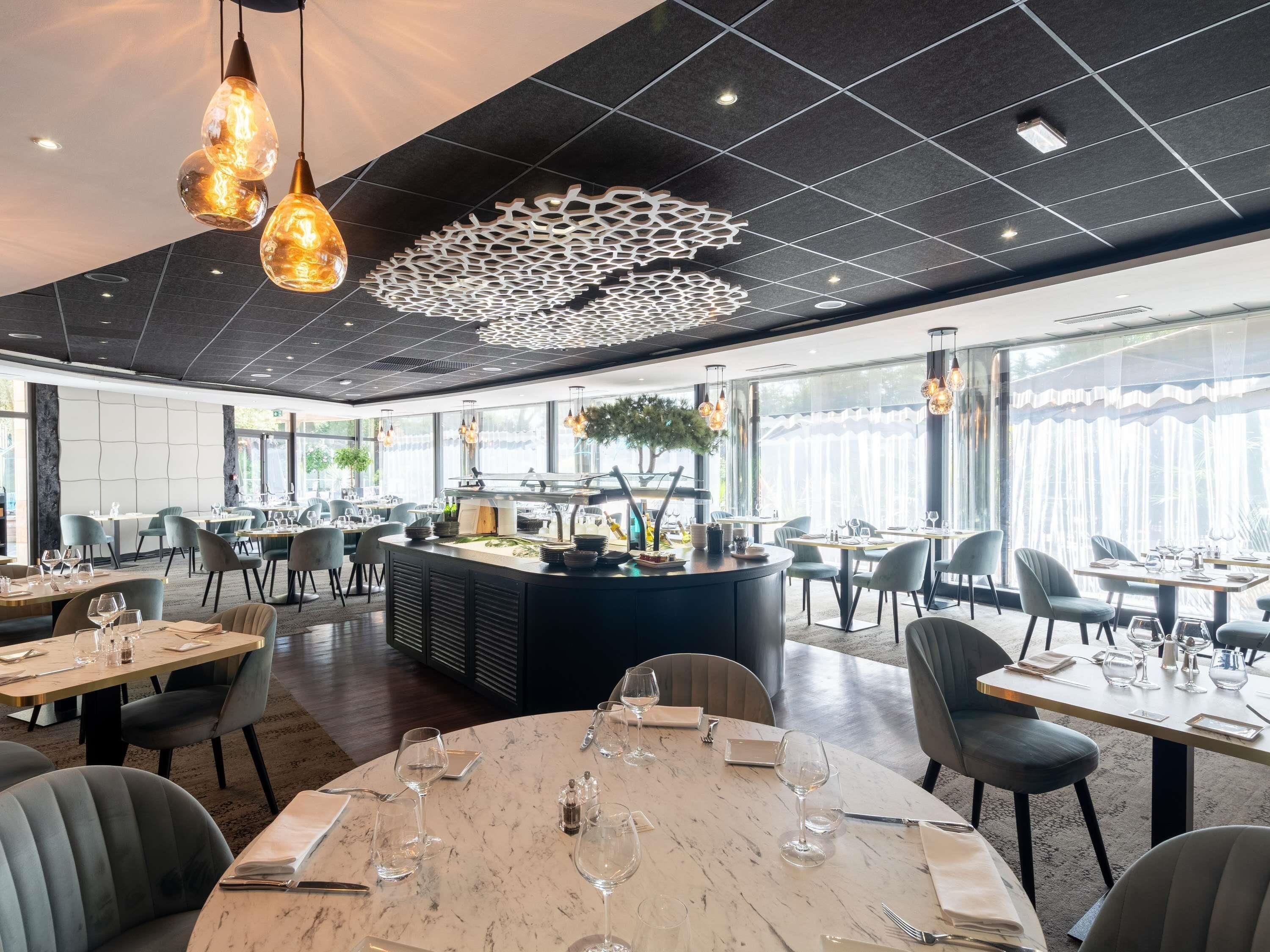 Petit déjeuner, déjeuner et dîner servis sur place, vue sur la piscine