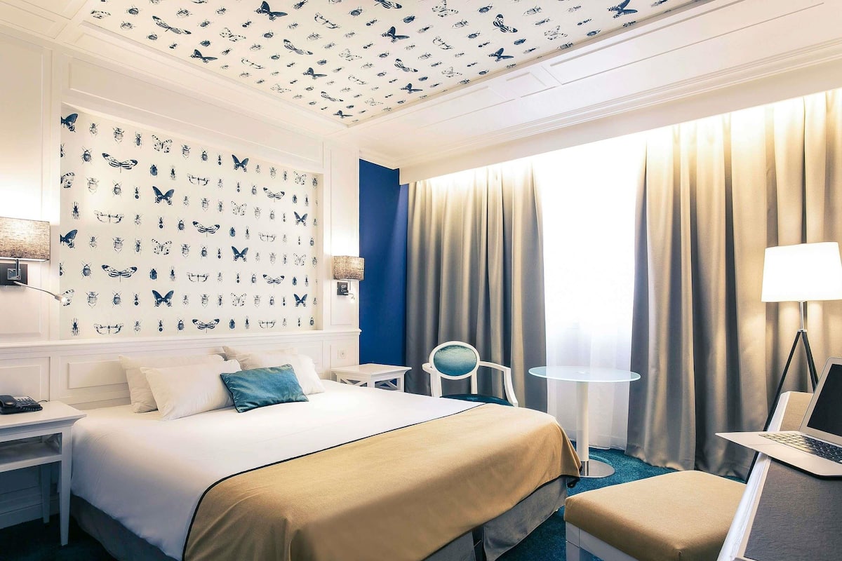 Classic Room, 1 Double Bed | Hypo-allergenic bedding, minibar, in-room safe, desk