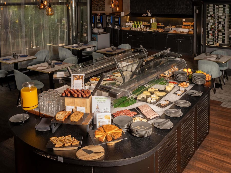 Daily buffet breakfast (EUR 19 per person)