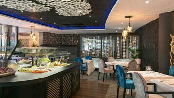 Petit déjeuner, déjeuner et dßner servis sur place, vue sur la piscine