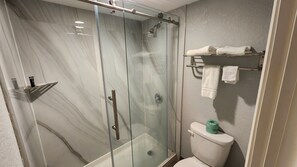 Duschwanne, kostenlose Toilettenartikel, Haartrockner, Handtücher