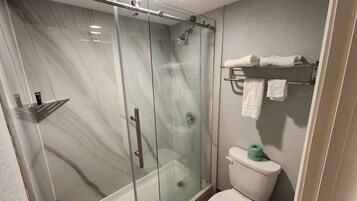 Bañera con ducha, artículos de tocador gratuitos, secador de pelo