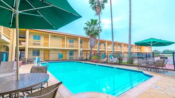 Kolam renang outdoor, dengan kursi berjemur