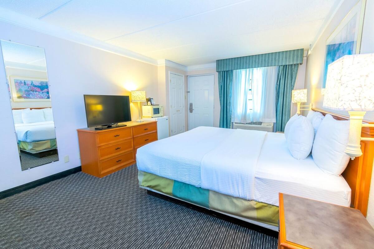 أغطية فراش متميزة ومكتب ومساحة عمل للكمبيوتر المحمول وستائر تعتيم